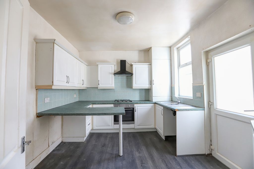 Property photo 3 of 19 Kitchen