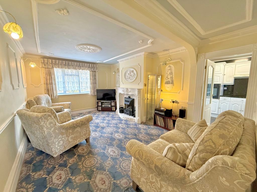 Property photo 2 of 23 Lounge