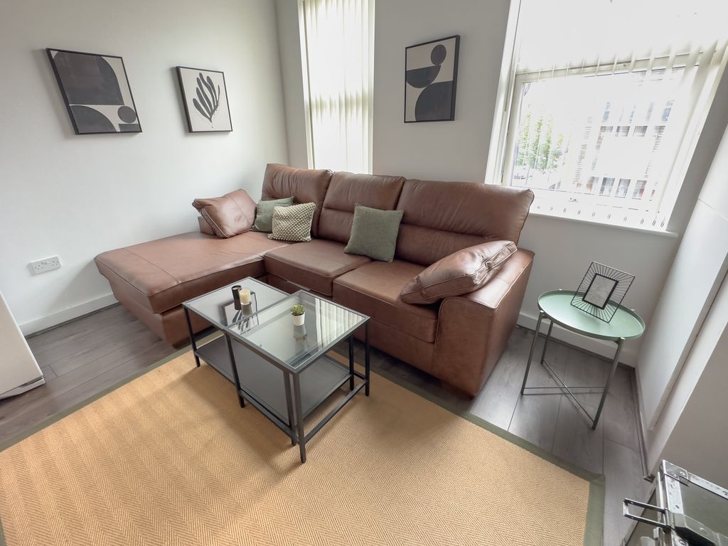 Property photo 1 of 11 195 Kensington9