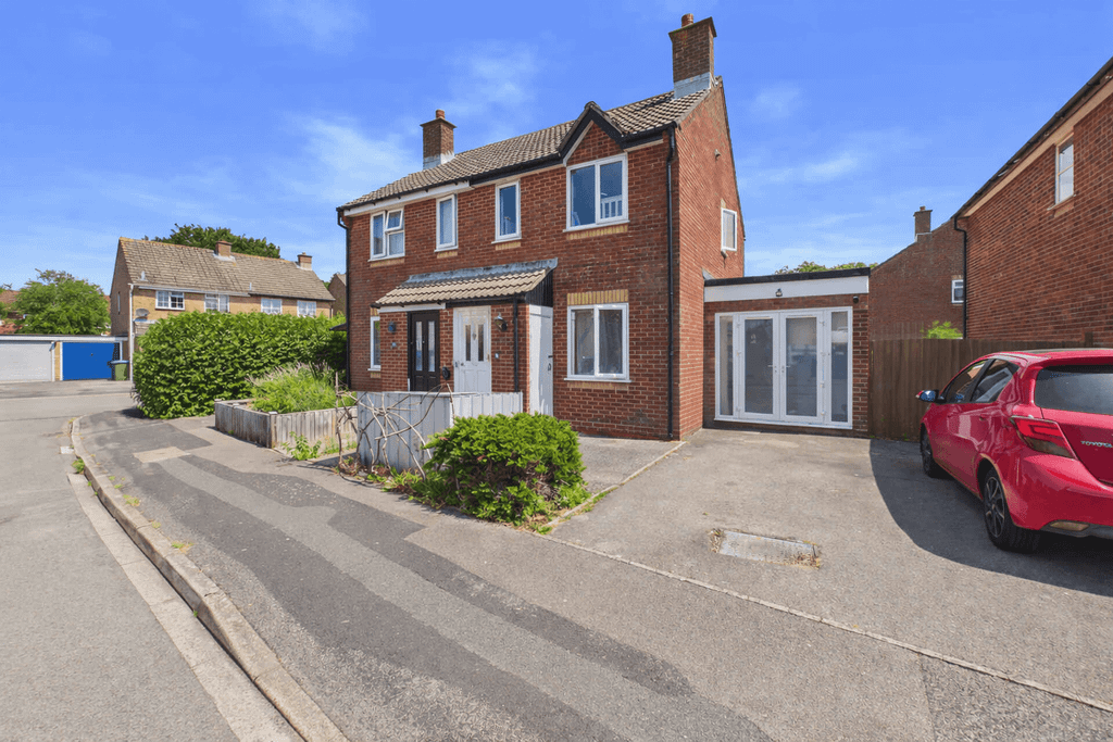 Property photo 1 of 8 2 Bedroom Semi Detached House For Sale