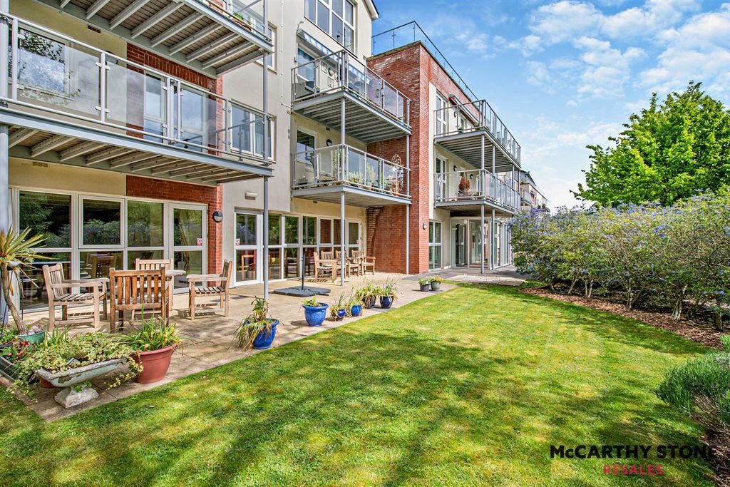 Property photo 1 of 29 Communal Gardens