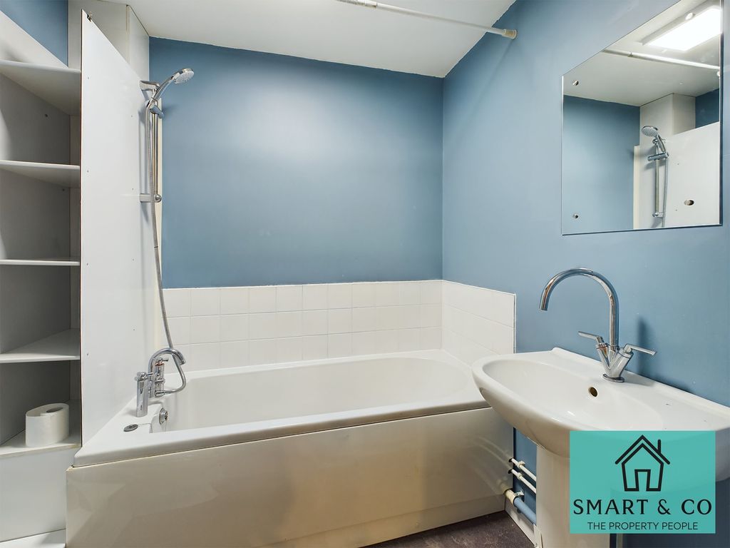 Property photo 2 of 8 Bathroom