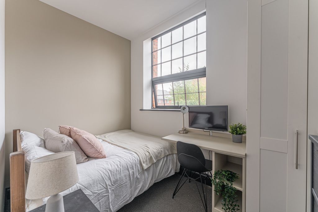Property photo 3 of 17 The Hosiery Factory Flat F Bedroom 1