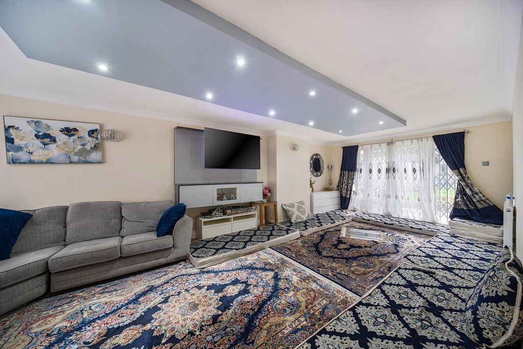 Property photo 2 of 21 1394530-18-694A9d...