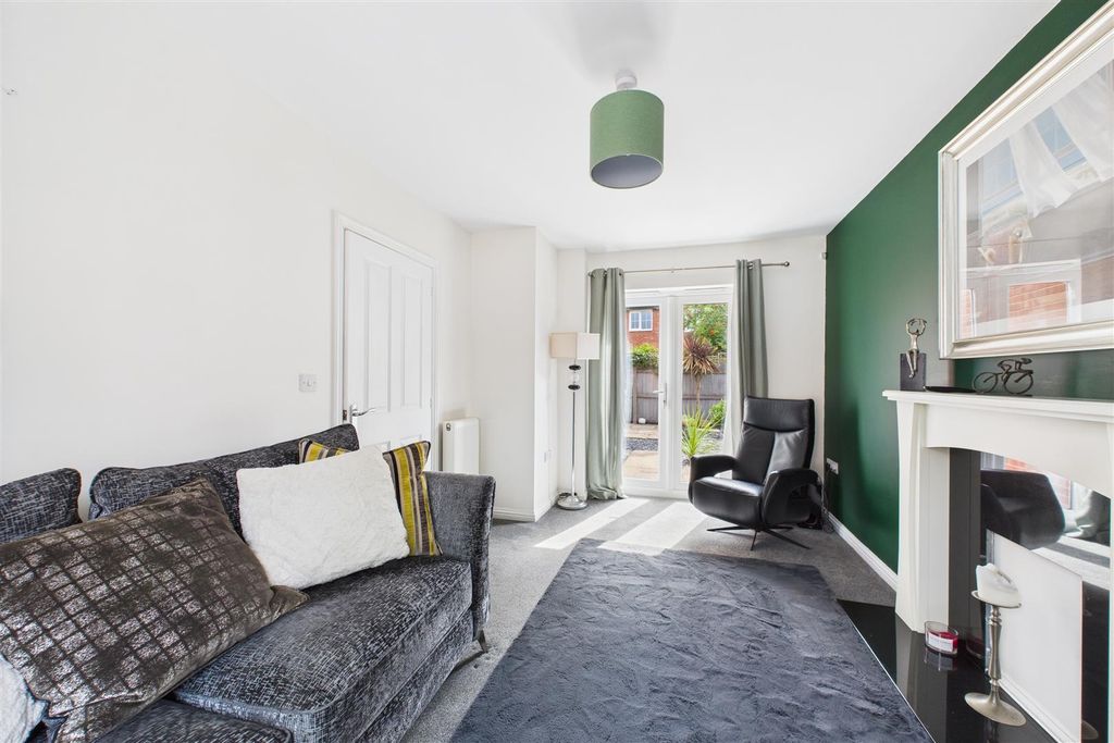 Property photo 3 of 17 Lounge