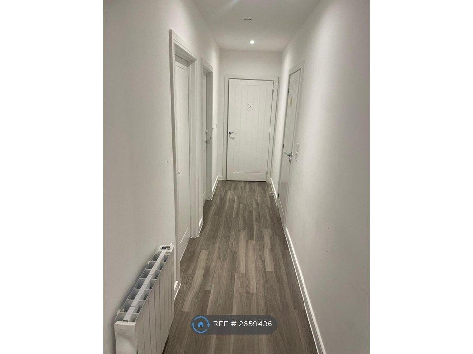 Property photo 3 of 7 Corridor