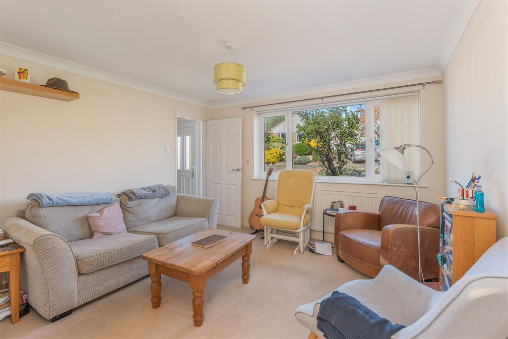 Property photo 2 of 12 64 Wards Crescent, Bodicote-4.Jpg