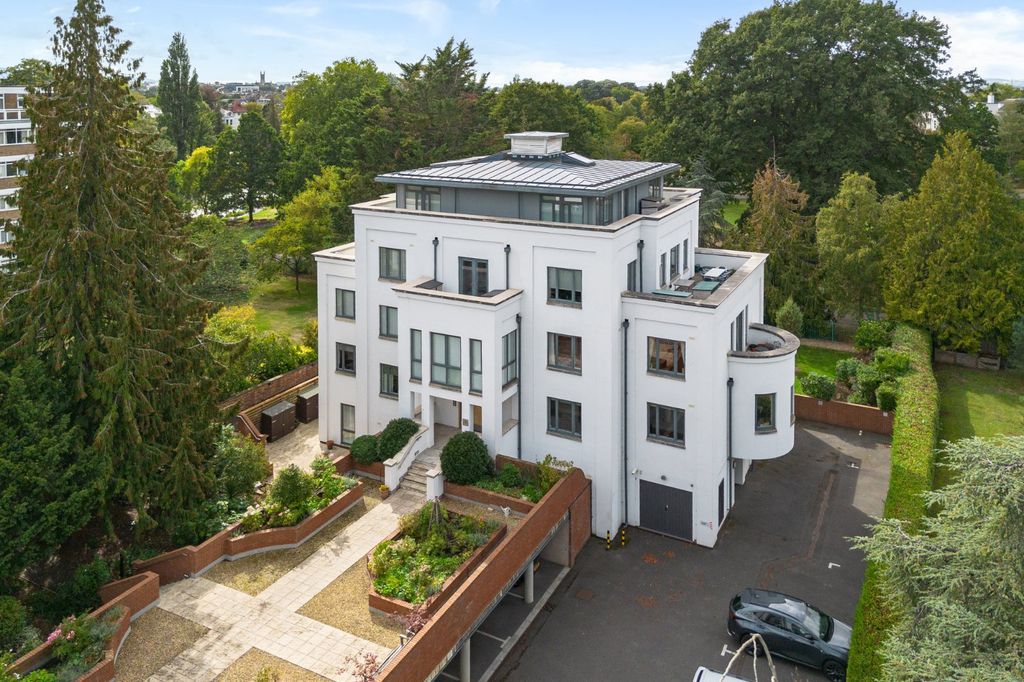 Property photo 1 of 18 13 Victoria House