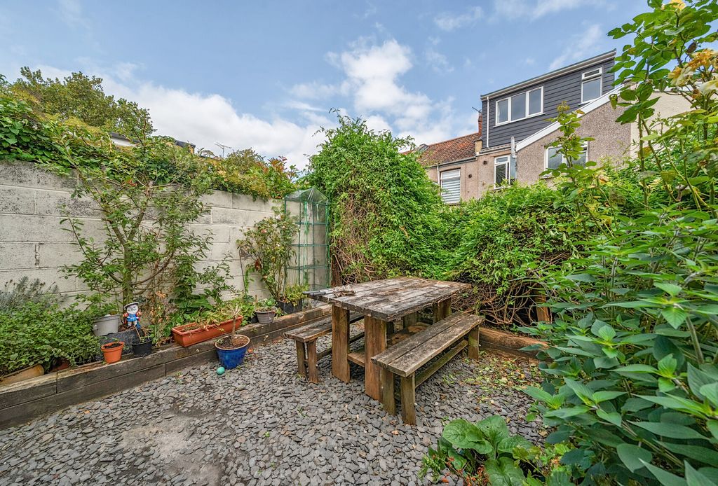 Property photo 3 of 11 1341937-9-68A31Fc...