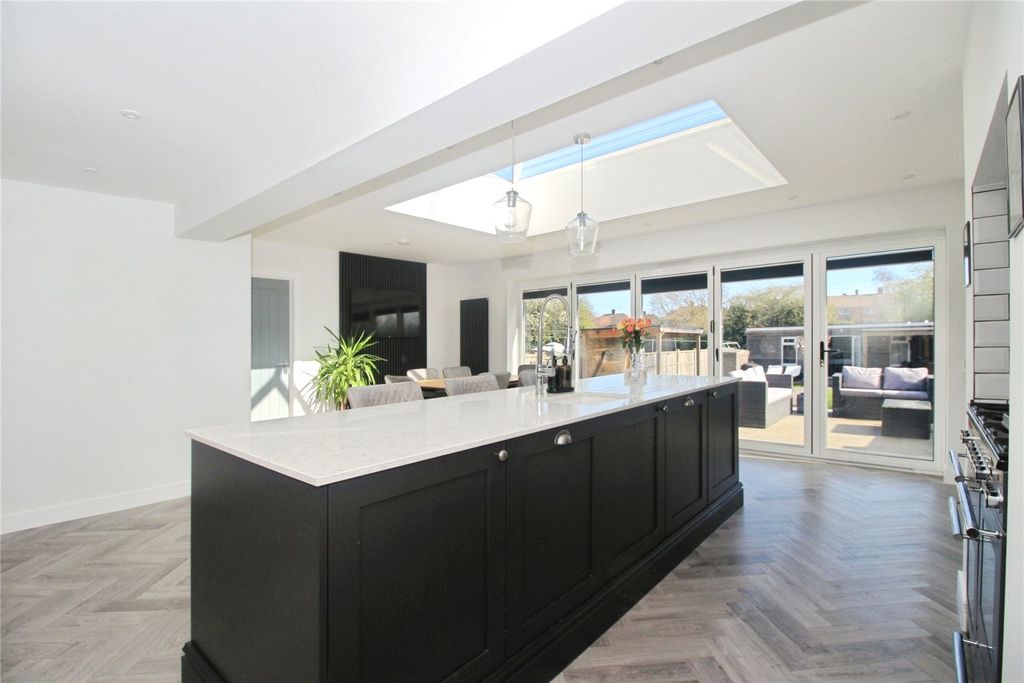 Property photo 3 of 23 Living Kitchen