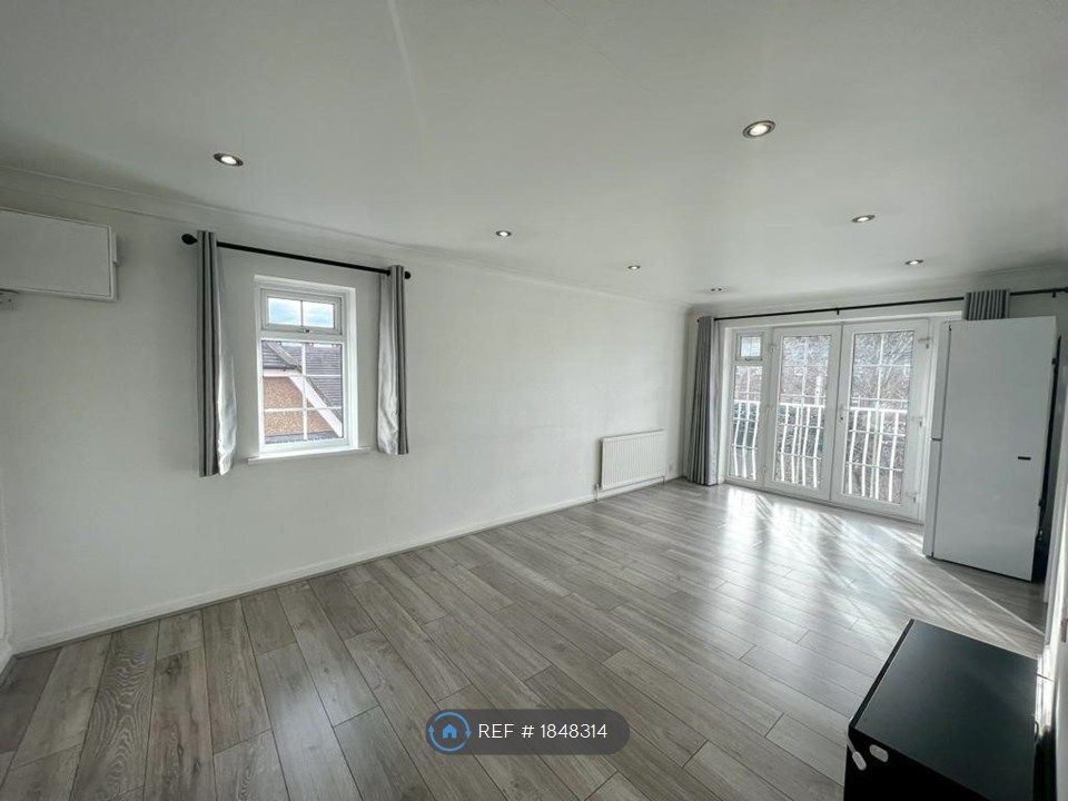 Property photo 1 of 7 Living Room