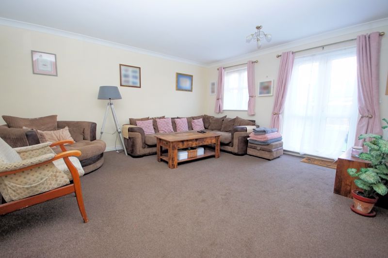 Property photo 3 of 17 Lounge