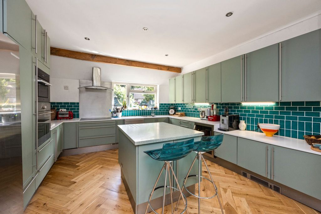 Property photo 2 of 34