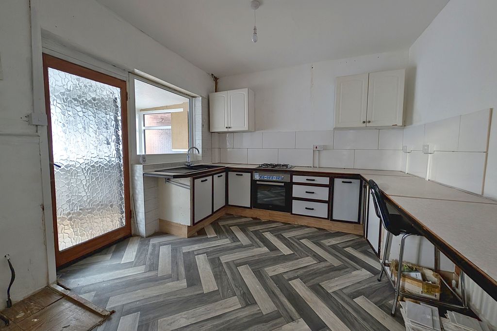 Property photo 3 of 12 Kitchen
