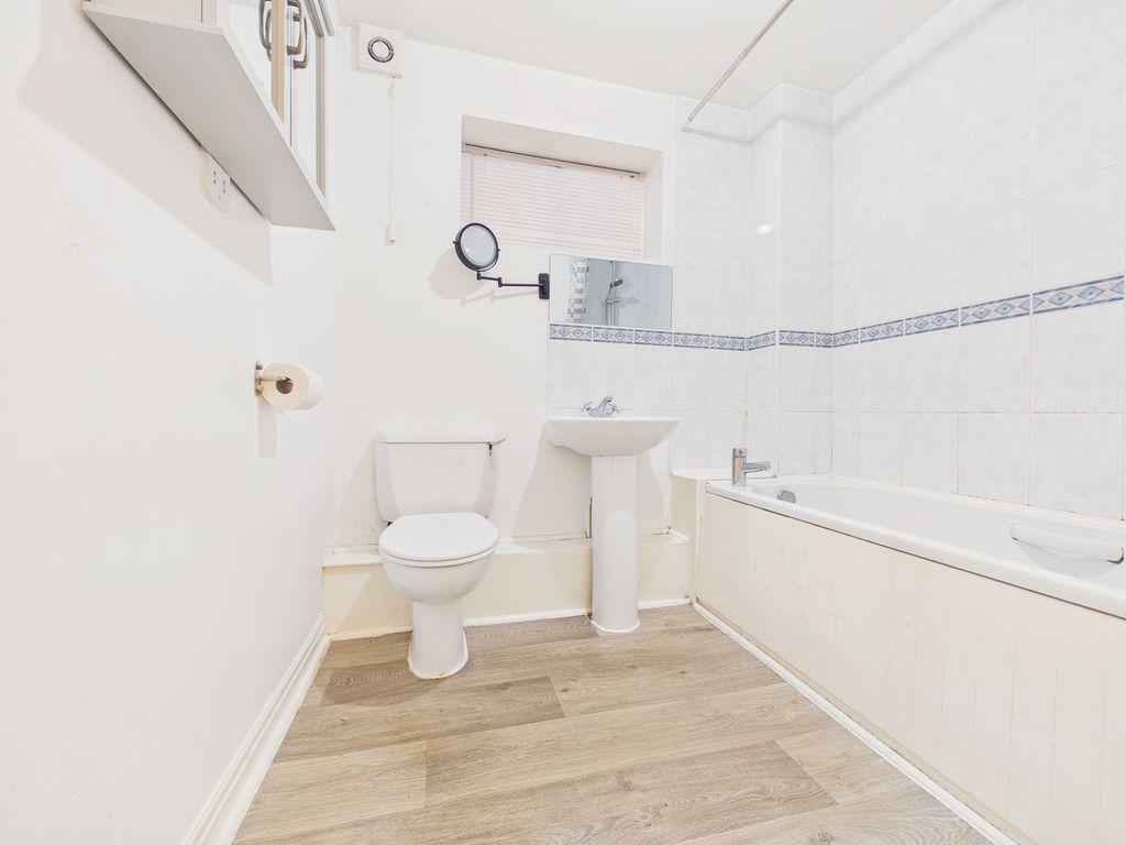 Property photo 3 of 12 Bathroom