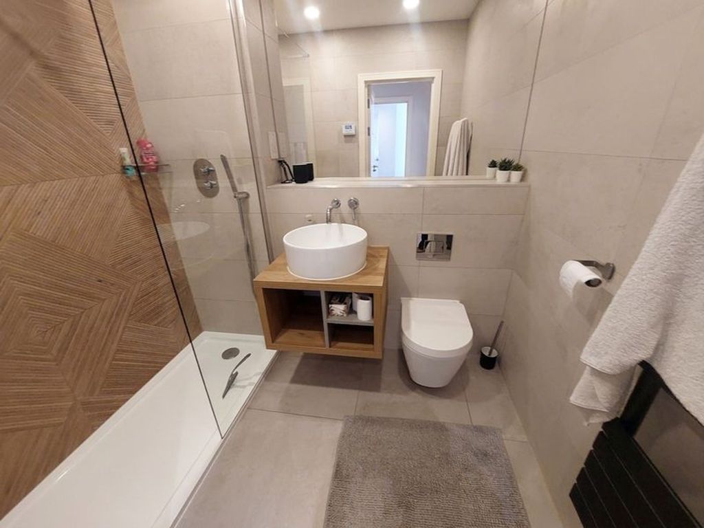 Property photo 3 of 9 Bathroom