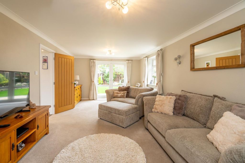 Property photo 2 of 18 Sitting Room.Jpg