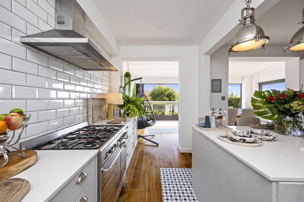 Property photo 3 of 17 Kitchen