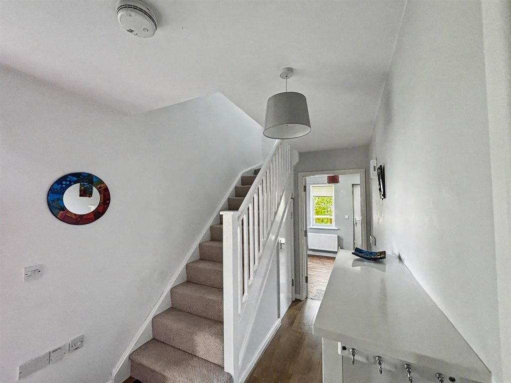 Property photo 3 of 9 Entrance Hall