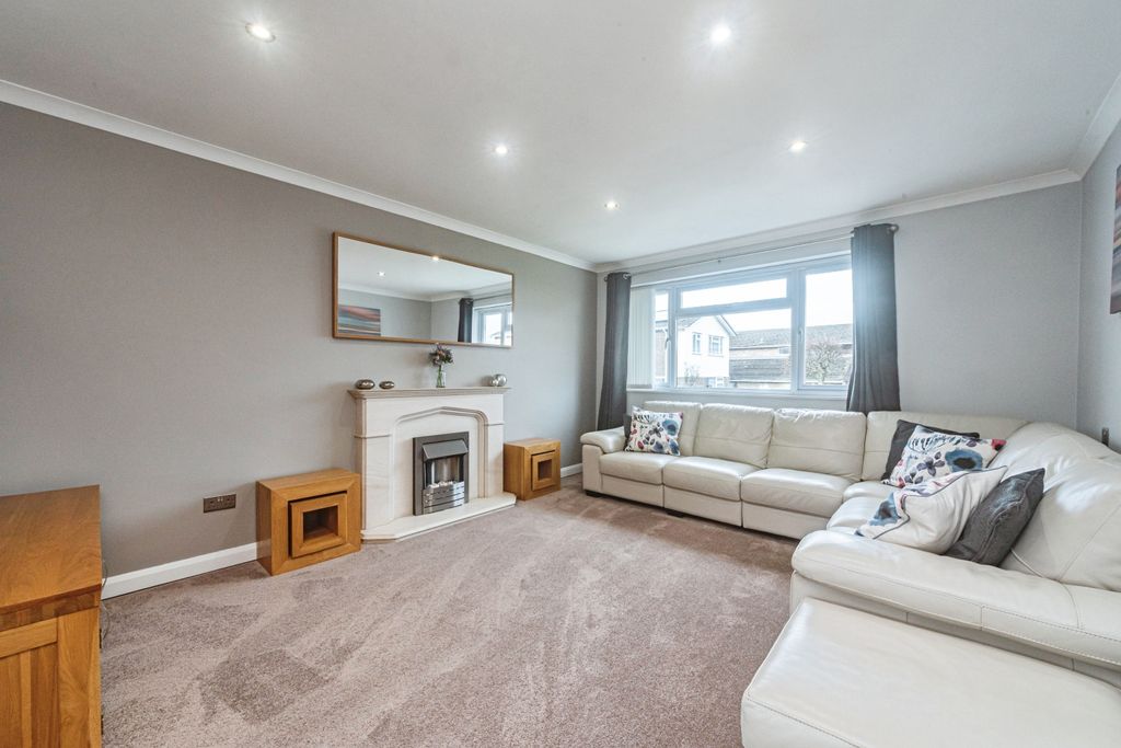 Property photo 3 of 30 Lounge