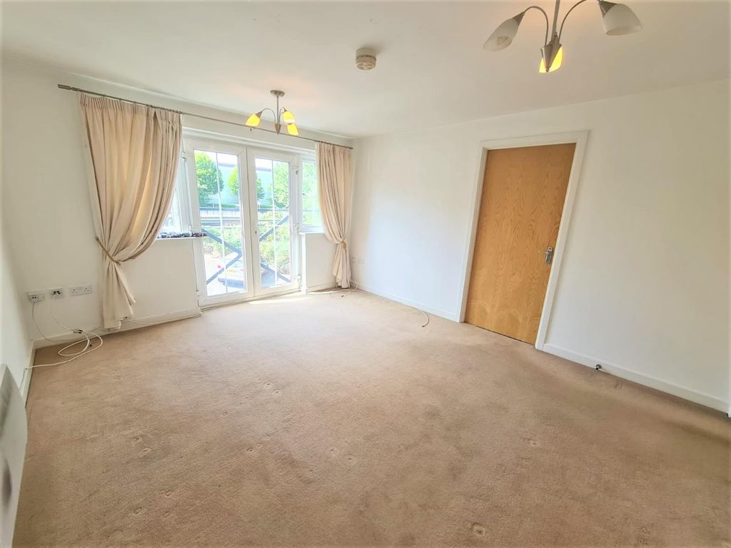 Property photo 3 of 11 Sitting Room Pic 2