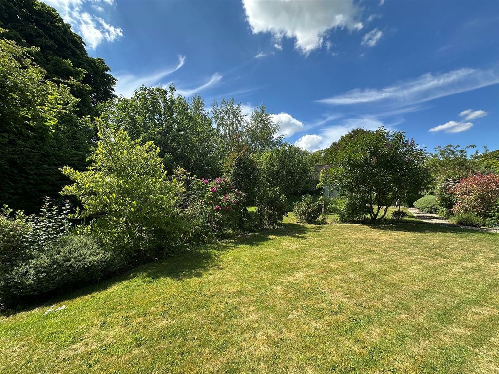 Property photo 2 of 16 Garden