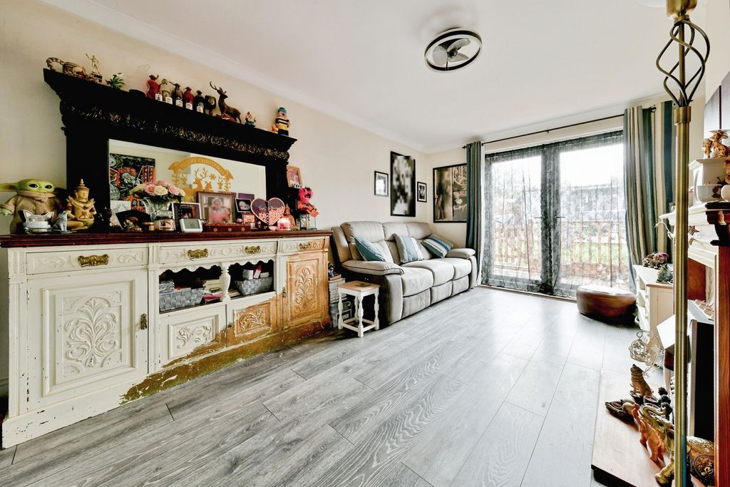 Property photo 3 of 18 Living Room