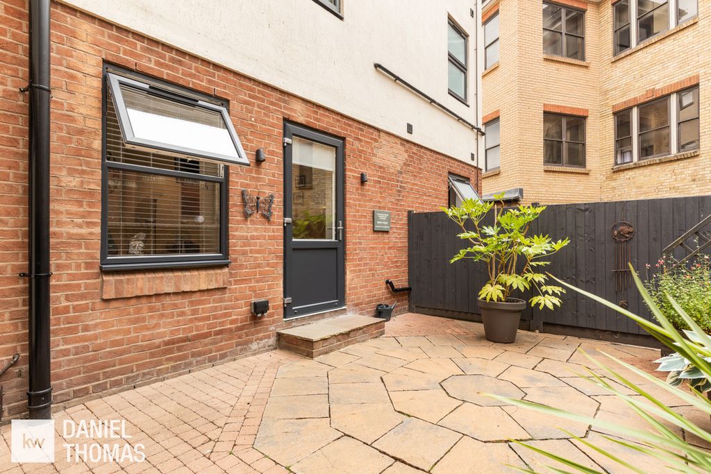 Property photo 3 of 23