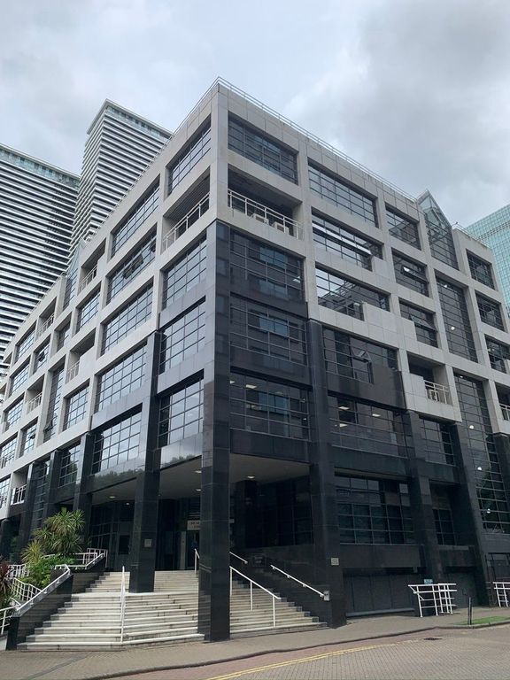 Property photo 2 of 11 Beaufort Court - Entrance Steps