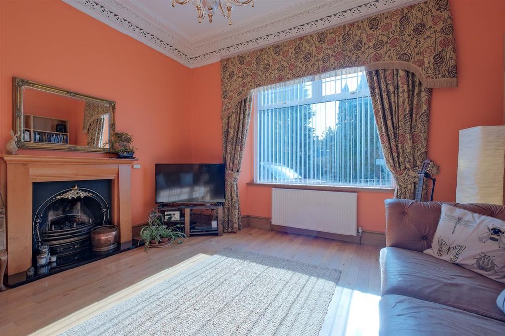 Property photo 2 of 31 Lounge