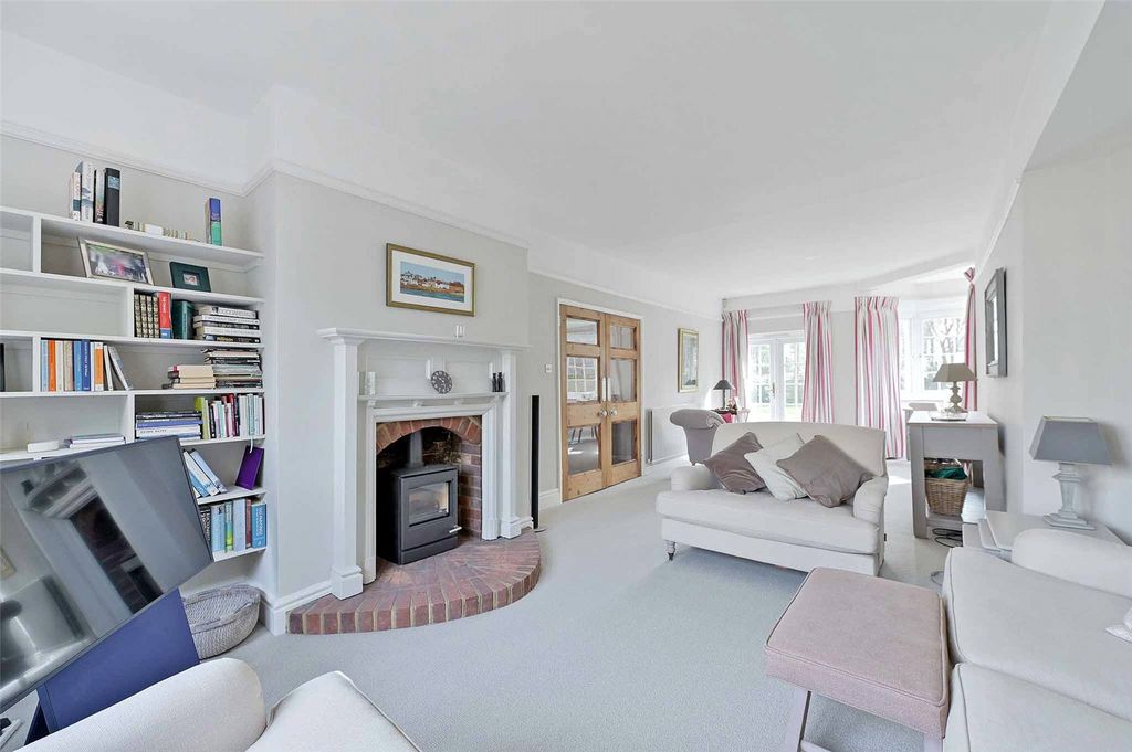 Property photo 3 of 23 Sitting Room