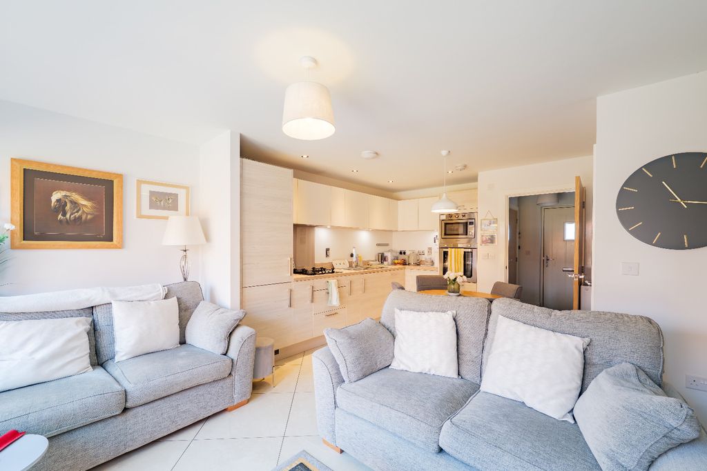 Property photo 2 of 15 5236874