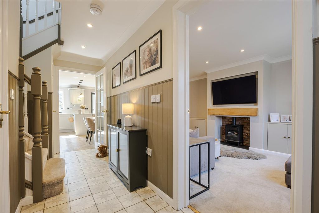 Property photo 3 of 20 Entrance Hall