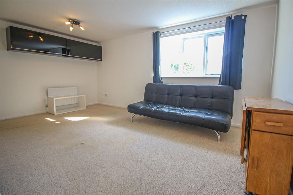Property photo 3 of 8 Lounge