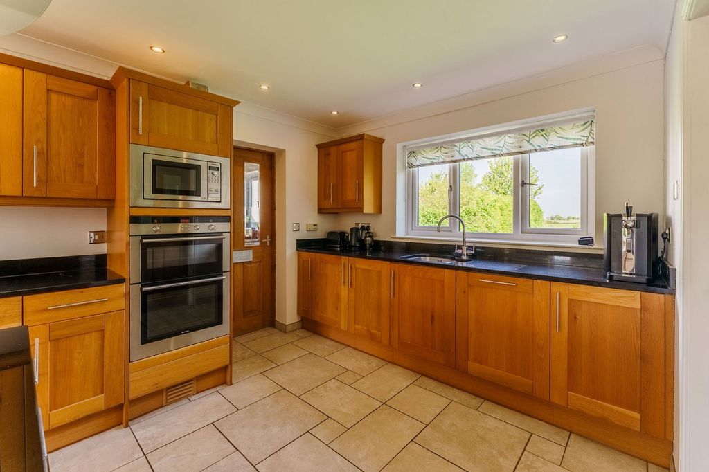 Property photo 3 of 42