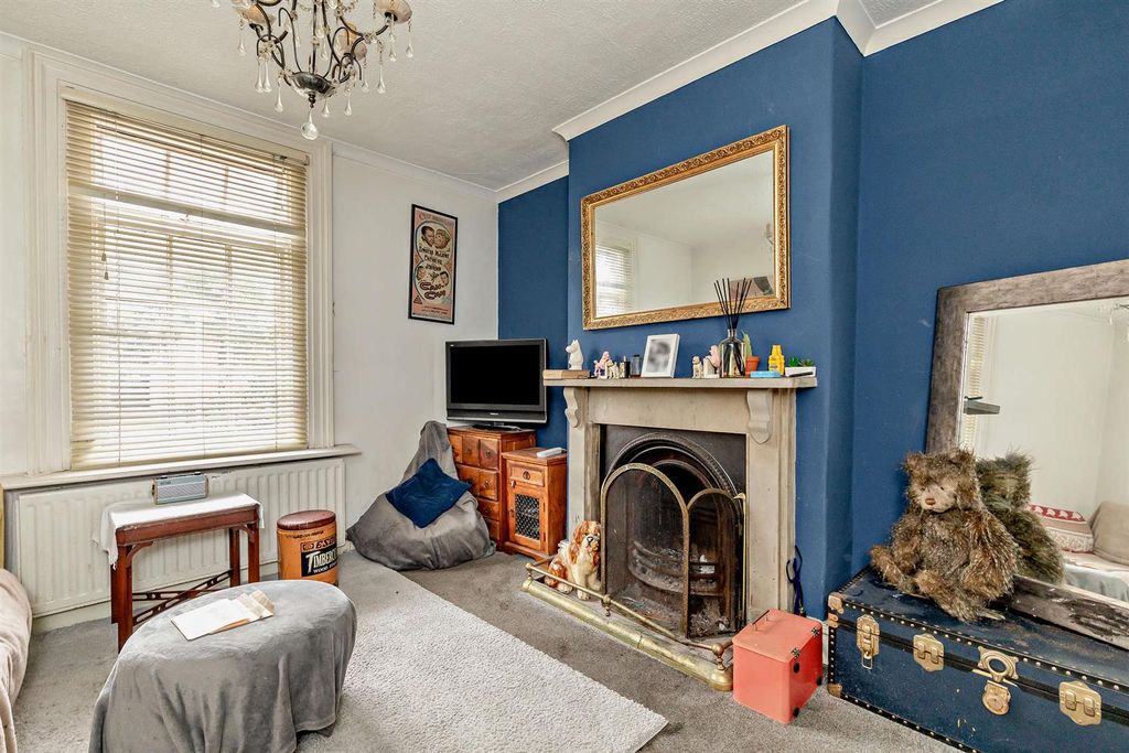 Property photo 2 of 10 8657421-Interior09-800.Jpg