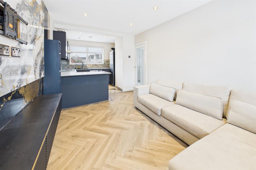 Property photo 3 of 7 Lounge/Kitchen