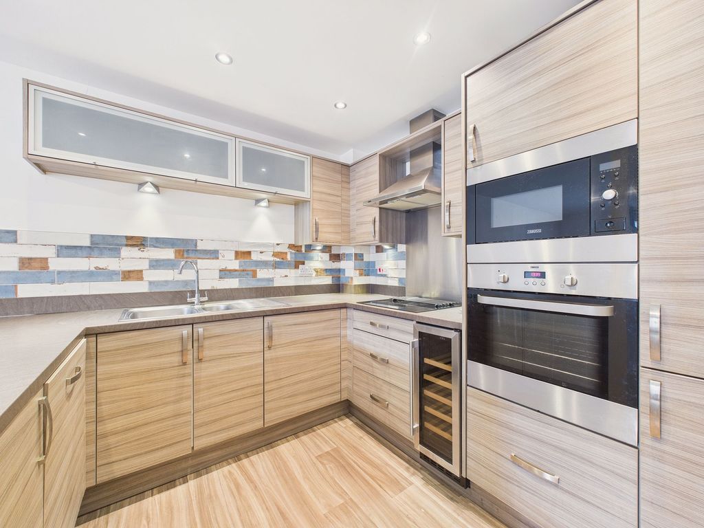 Property photo 3 of 10 Kitchen