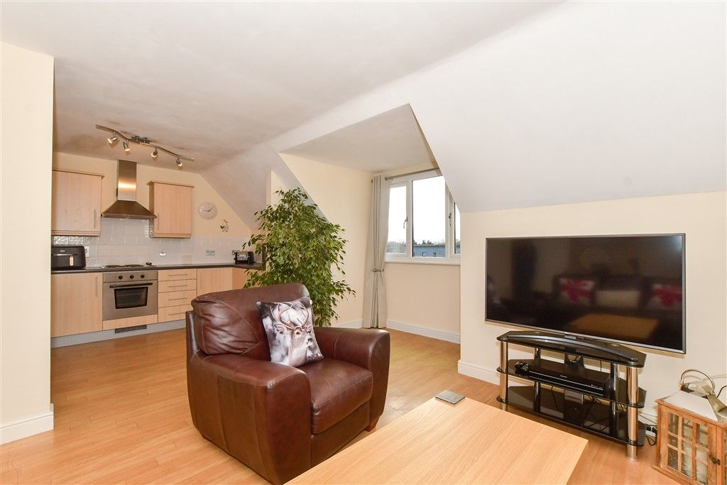 Property photo 3 of 9 Lounge/Dining Area