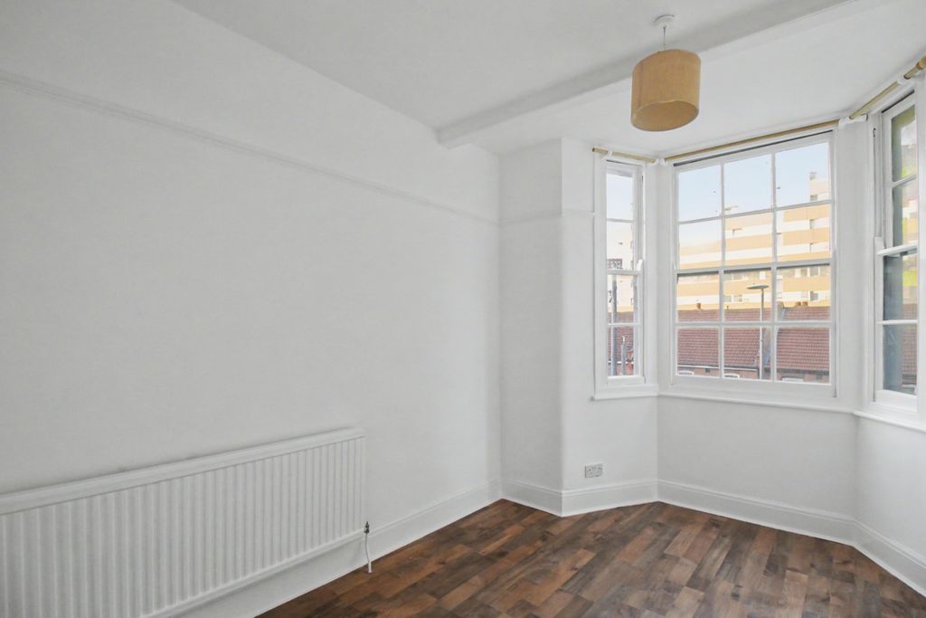 Property photo 3 of 16 21B Ripple Road, Barking, Essex, Ig11 7Np