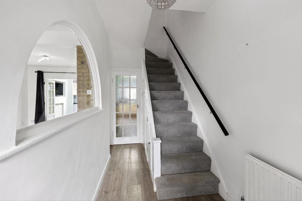 Property photo 3 of 20 Entrance Hall