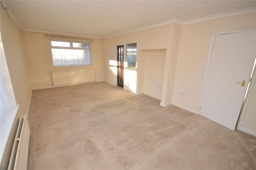 Property photo 2 of 11 Living Room