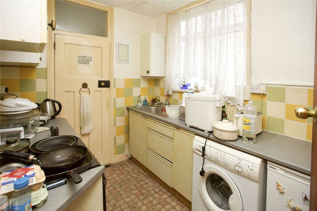 Property photo 3 of 10 Kitchen