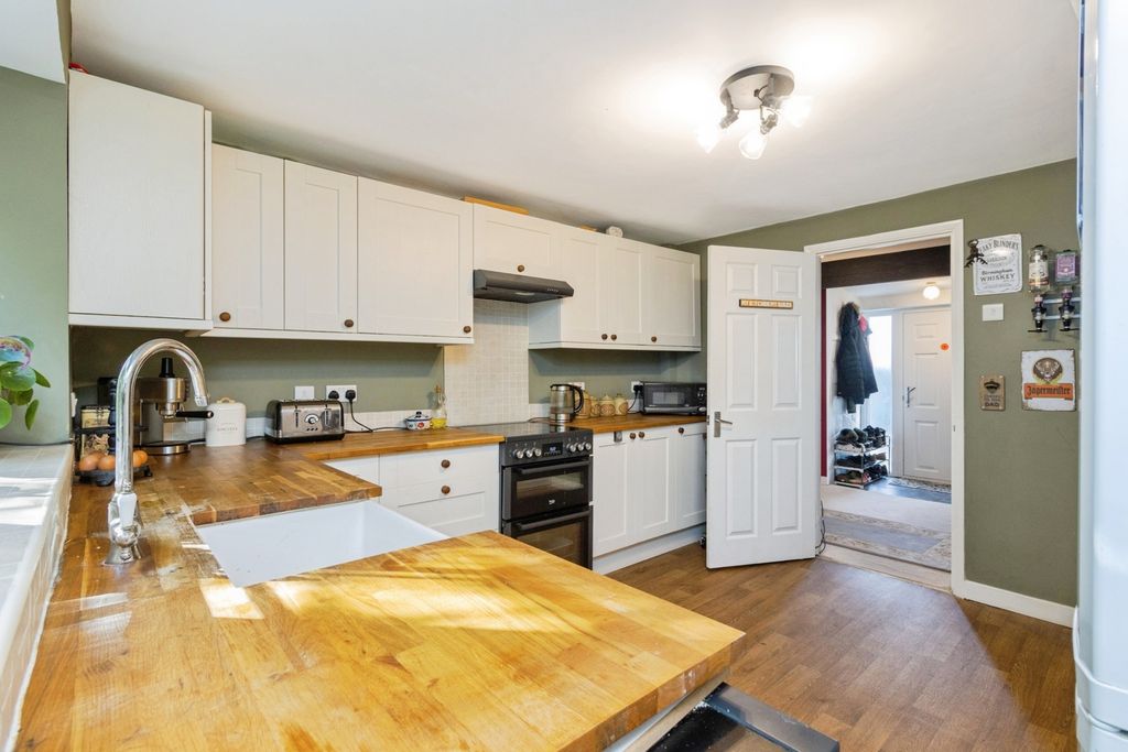 Property photo 3 of 20 Kitchen