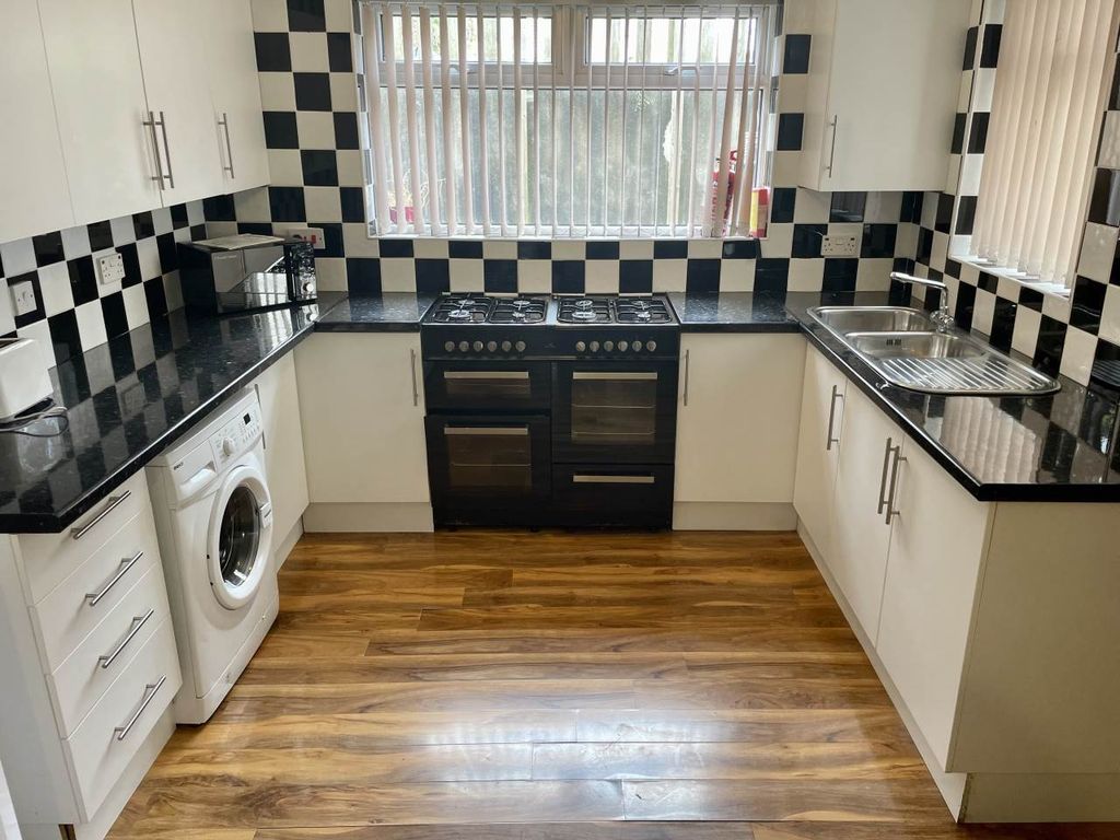 Property photo 3 of 11 Kitchen 1