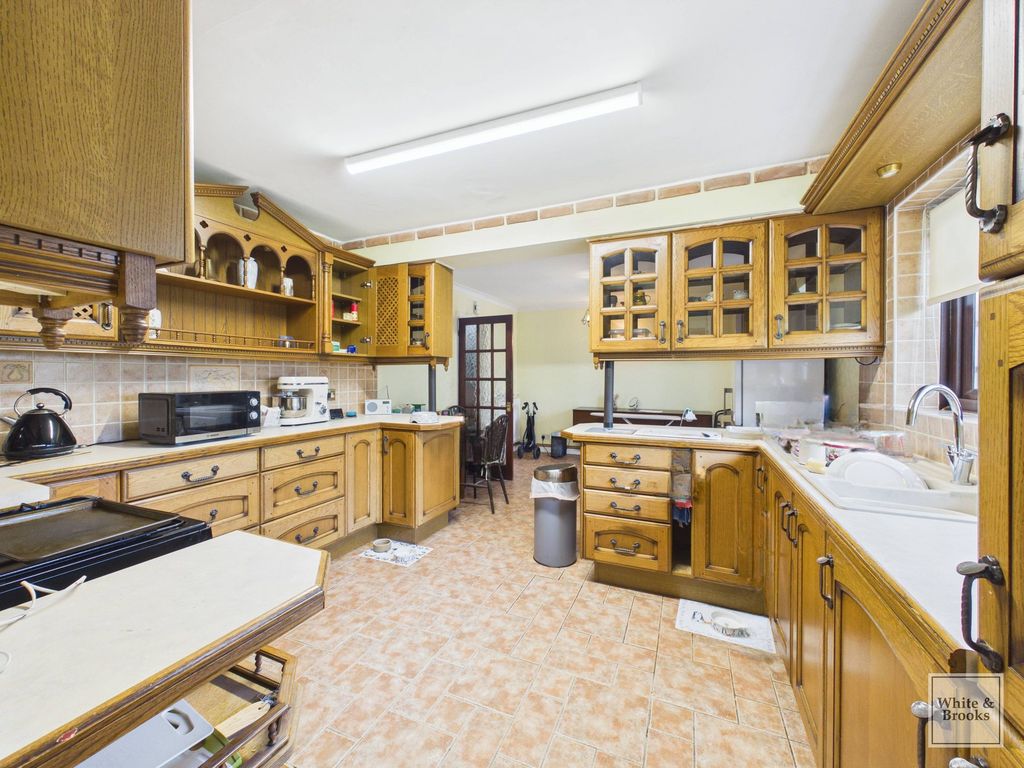 Property photo 3 of 27 Kitchen