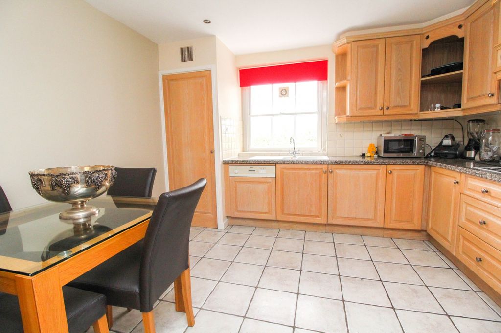 Property photo 3 of 9 Kitchen
