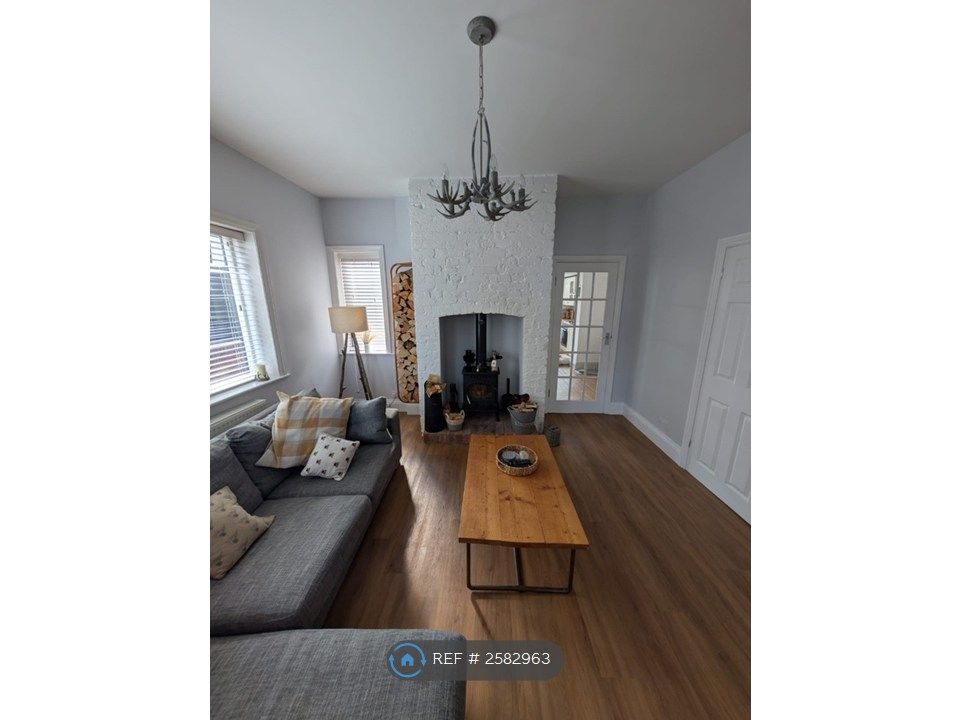Property photo 3 of 11 Middle Room Lounge