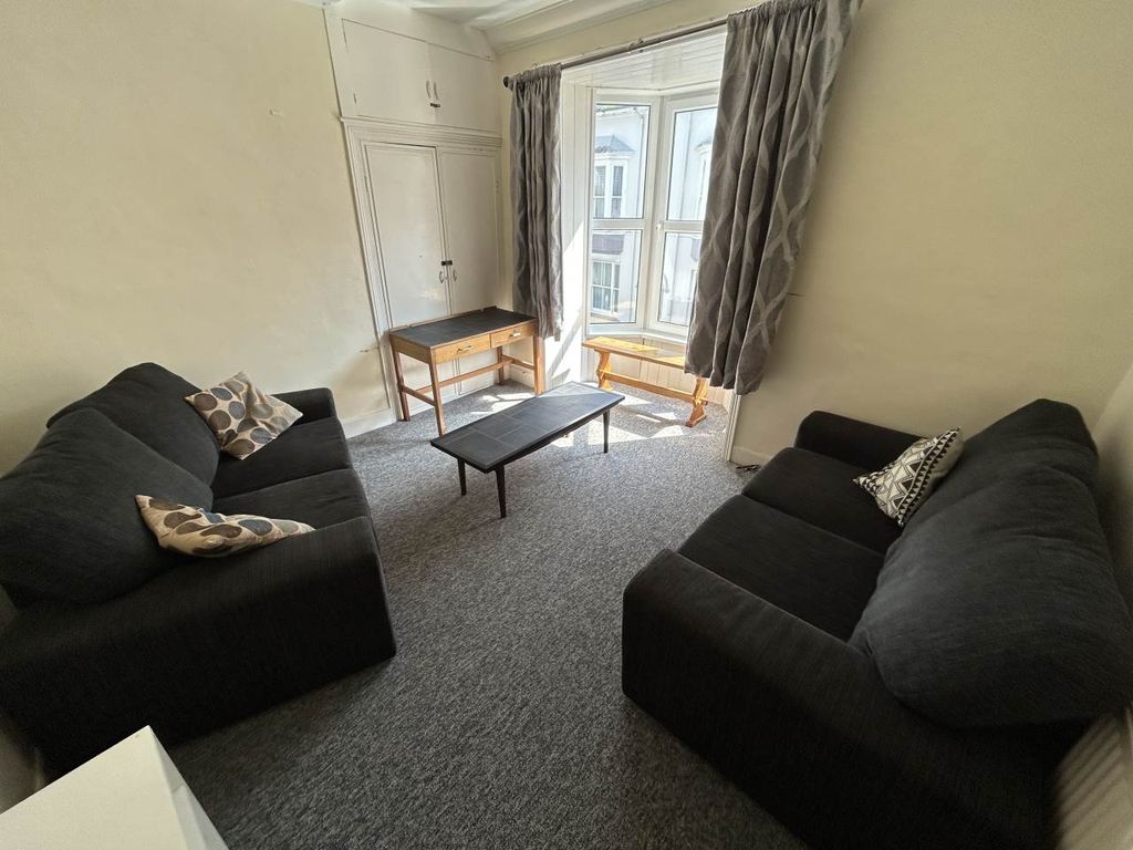 Property photo 2 of 11 Living Room