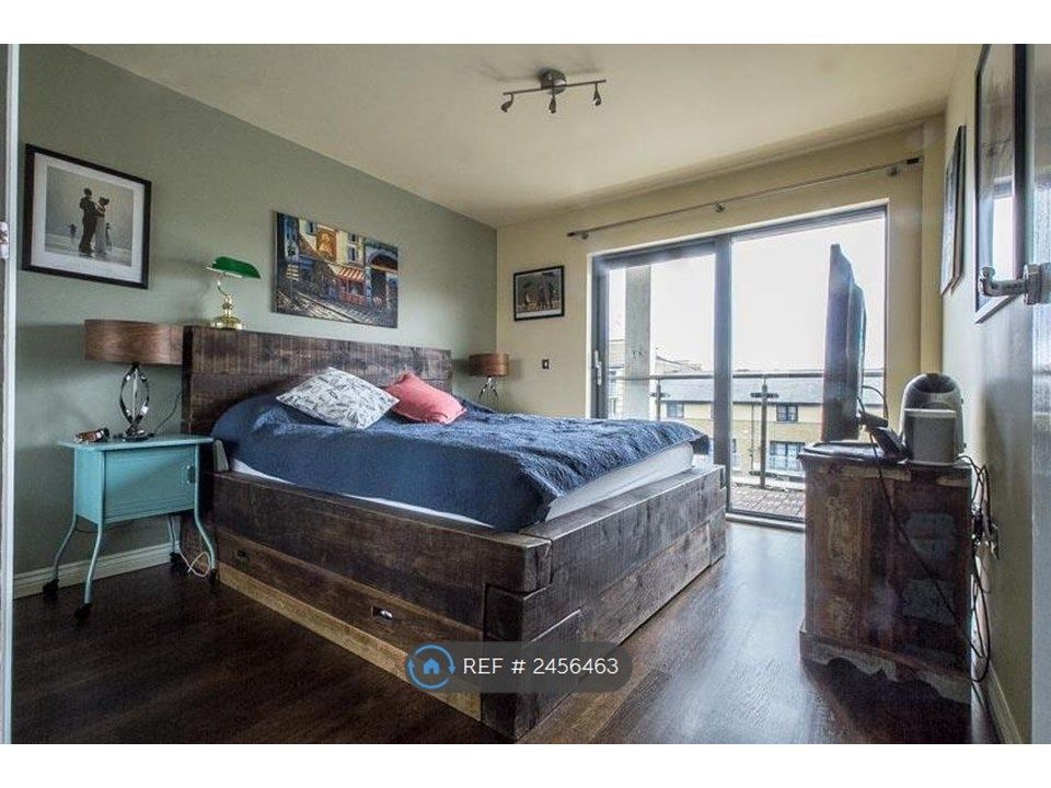 Property photo 1 of 19 Bedroom With Balcony Over Canal